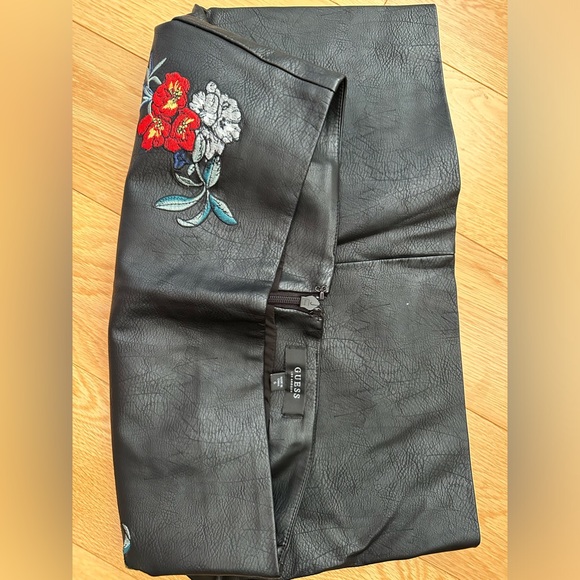 Guess floral leather skirt - never worn - Picture 4 of 4